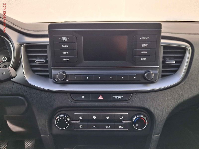Kia Ceed (2022) 1.5 T-GDi, ČR, AC, park - fotka 12 z 16