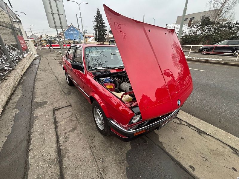 BMW Řada 3 E30-318i/1986/2.maj. garážován - fotka 8 z 50