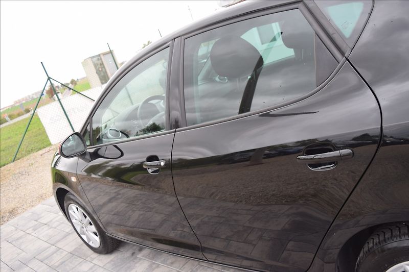 Seat Ibiza 1,2 i 66KW FR-LINE NÍZKÉ KM - fotka 11 z 39