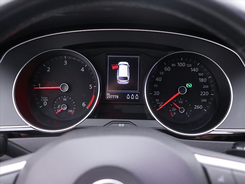 Volkswagen Passat 2,0 TDI 110kW DSG Elegance - fotka 20 z 37