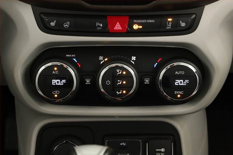 Jeep Renegade (2017) 1.4 MultiAir, 4X4, Automat - fotka 14 z 18