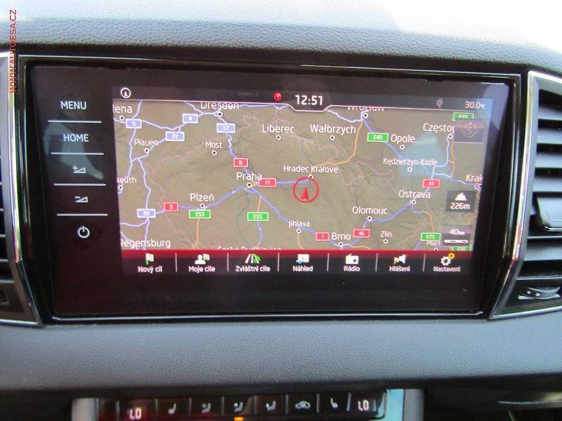 Škoda Karoq (2019) 1.6 TDi, Style, DSG, kůže - fotka 17 z 23