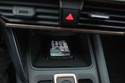 Nechybí ani nabíjecí přihrádka na mobil.