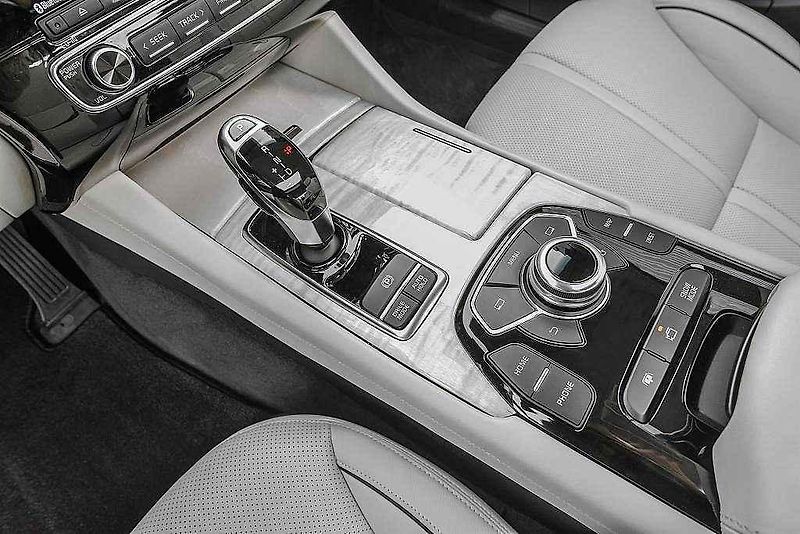 Kia K900.