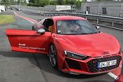 Audi má pro tyto zákaznické akce vyhrazenou flotilu aut ve výrazných barvách