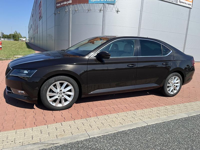 Škoda Superb 2.0 TDi DSG Style Plus - fotka 2 z 38