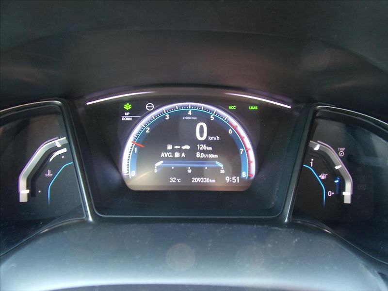 Honda Civic 1,0 i-VTEC TURBO Elegance - fotka 16 z 26