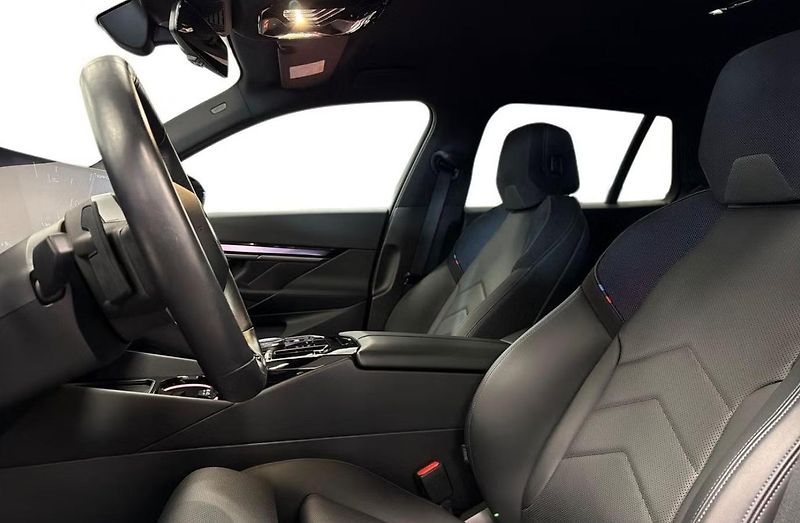 BMW i5 eDrive40 Touring M Kamera Taž. - fotka 12 z 18