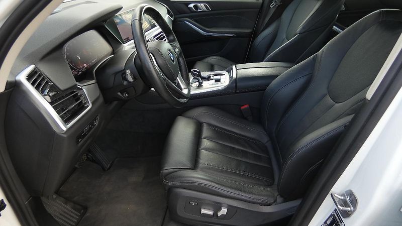 BMW X5 xDrive 40i - fotka 17 z 22