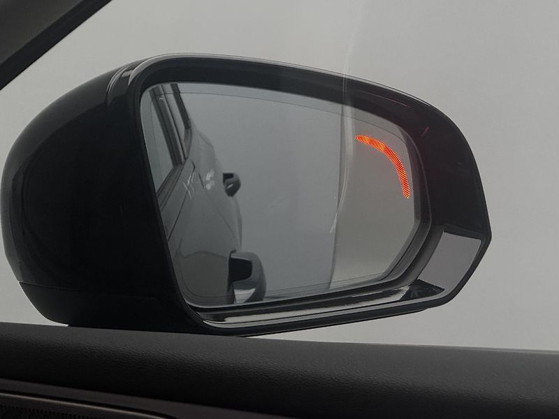 Volvo V60 B4 DARK PLUS AUT  - fotka 22 z 49