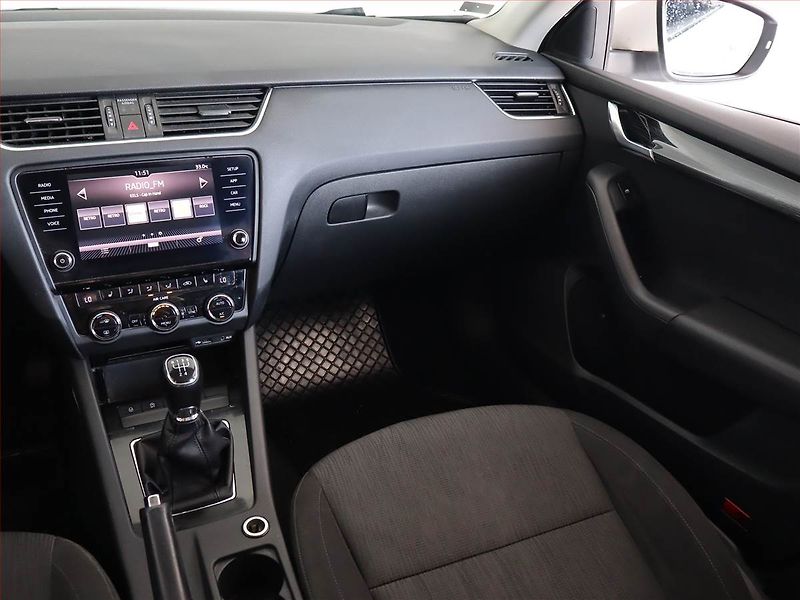 Škoda Octavia (2017) 1.6 TDI, Xenony, Tempomat - fotka 8 z 20