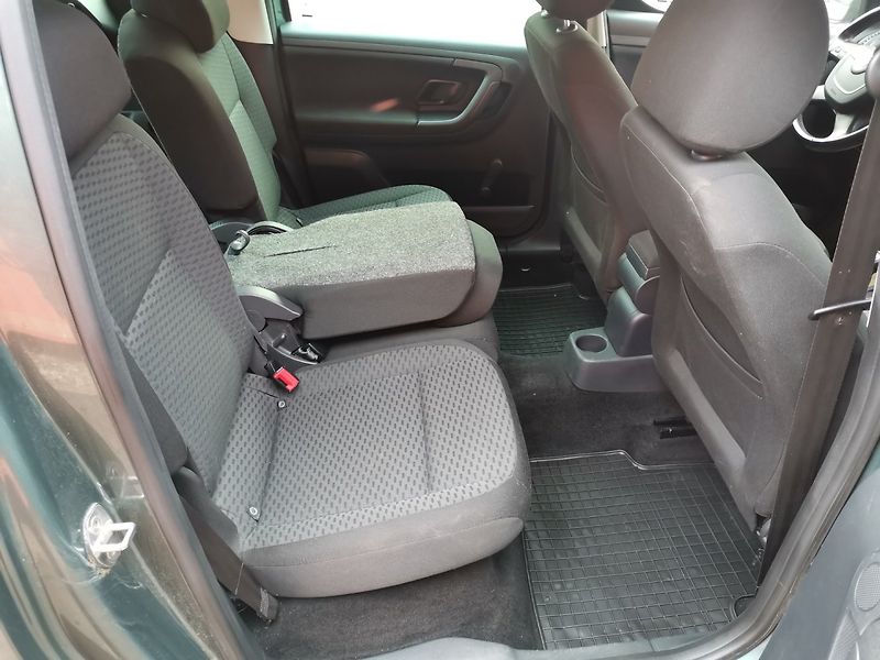 Škoda Roomster (2011) 1.2TSi 63kw Ambiente ČR - fotka 17 z 24