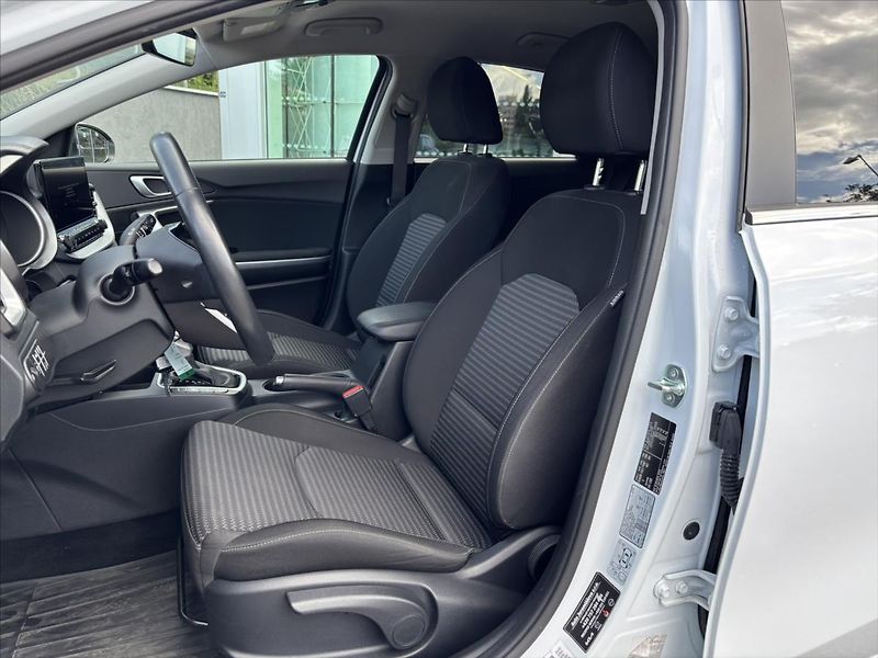Kia Ceed 1,5 TGDi AT TOP ZÁRUKA CARPLAY - fotka 10 z 42