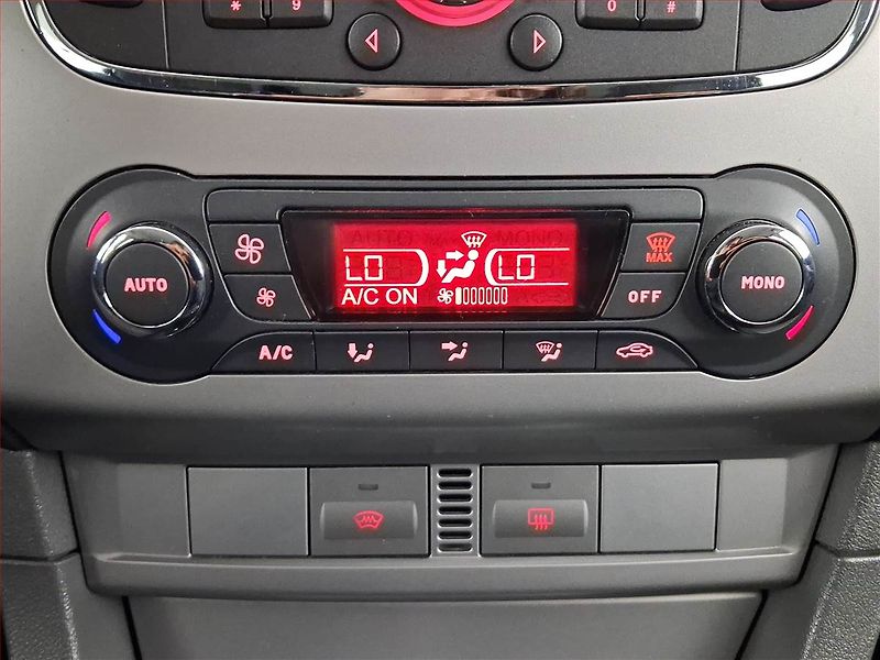 Ford Focus (2010) 1.6 16V, ČR,1.maj, po STK - fotka 20 z 20