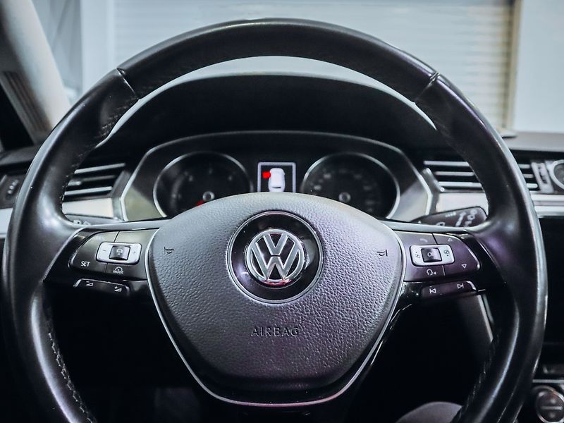 Volkswagen Passat 2.0TDI DSG R-Line 140kW 4M - fotka 24 z 27