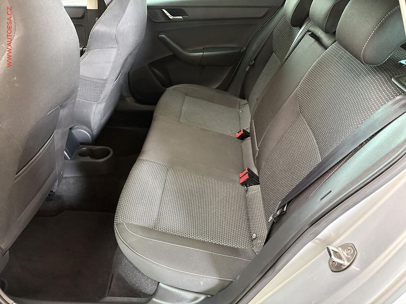 Škoda Rapid (2014) 1.2 TSi, Style, xenon, panor - fotka 10 z 16