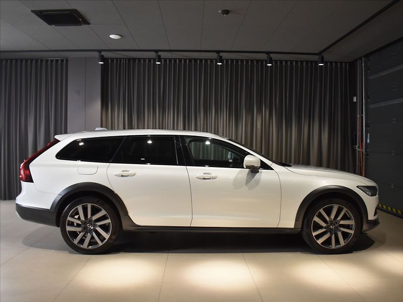Volvo V90 2,0 CC PRO B4 AWD - fotka 3 z 24