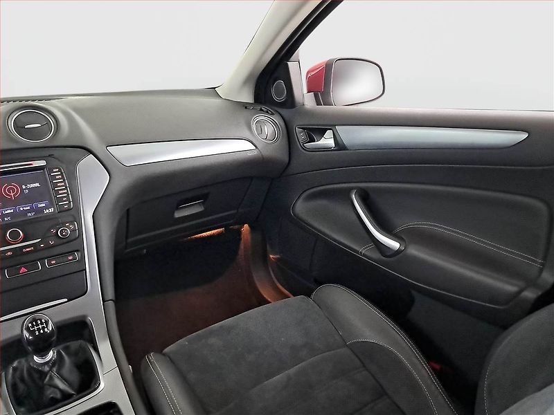 Ford Mondeo (2014) 2.0 TDCi, Xenony, Tempomat - fotka 8 z 19