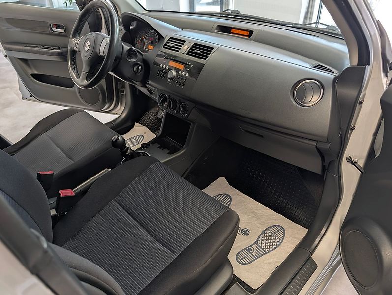 Suzuki Swift 1.3i 4x4 - fotka 22 z 24