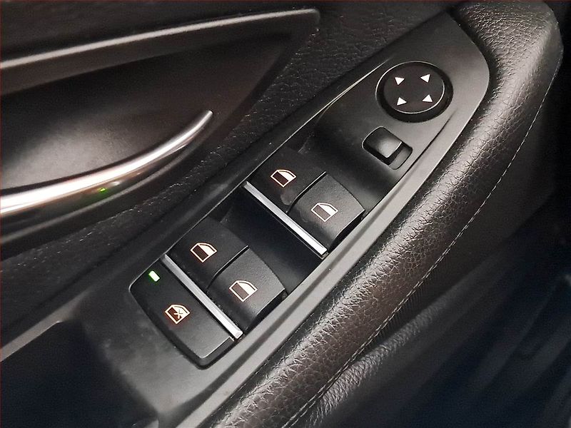 BMW Řada 5 (2013) Luxury Line 520d, Navi - fotka 18 z 19