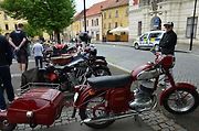 Veteránský závod odstartoval ve Velvarech na náměstí. Cíl byl na náměstí ve Slaném.