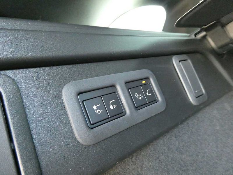 Land Rover Range Rover Velar 3,0 Dynamic SE D300 - fotka 34 z 40