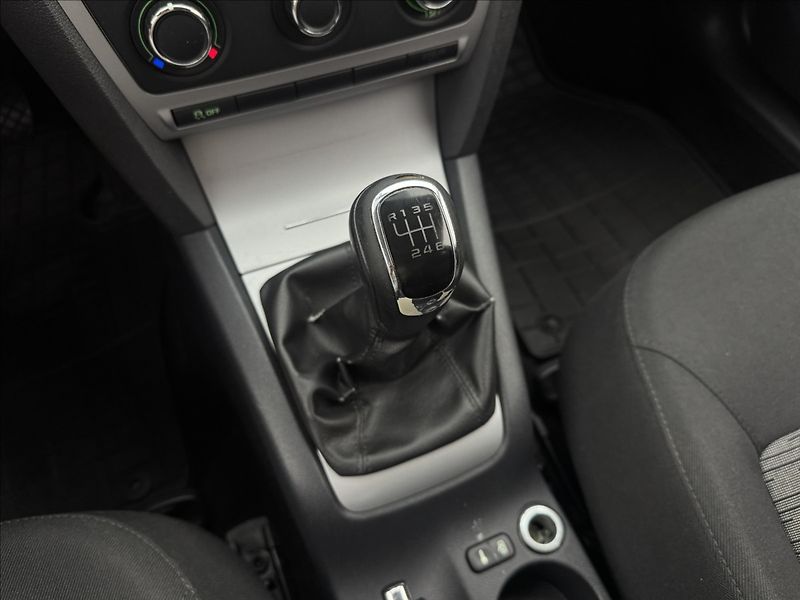 Škoda Octavia 2,0 103kW DPH 2X SADY KOL ČR - fotka 16 z 25