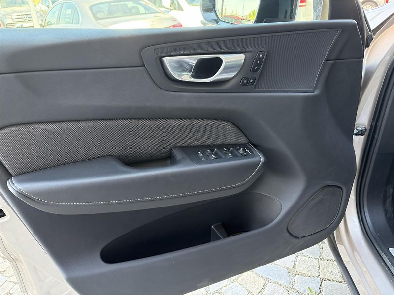 Volvo XC60 2,0   B4 AWD Dark PLUS - fotka 5 z 32