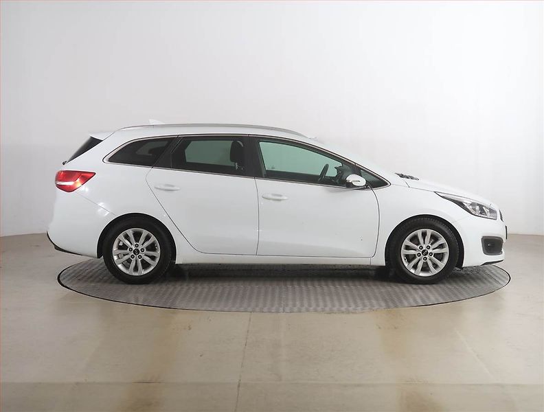 Kia Ceed (2018) Premium 1.6 i, Serv.kniha - fotka 6 z 18