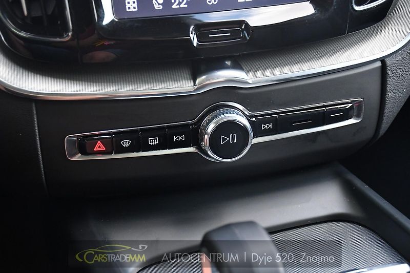 Volvo XC60 2.0T8 R-Desing RECHARGE - fotka 34 z 54