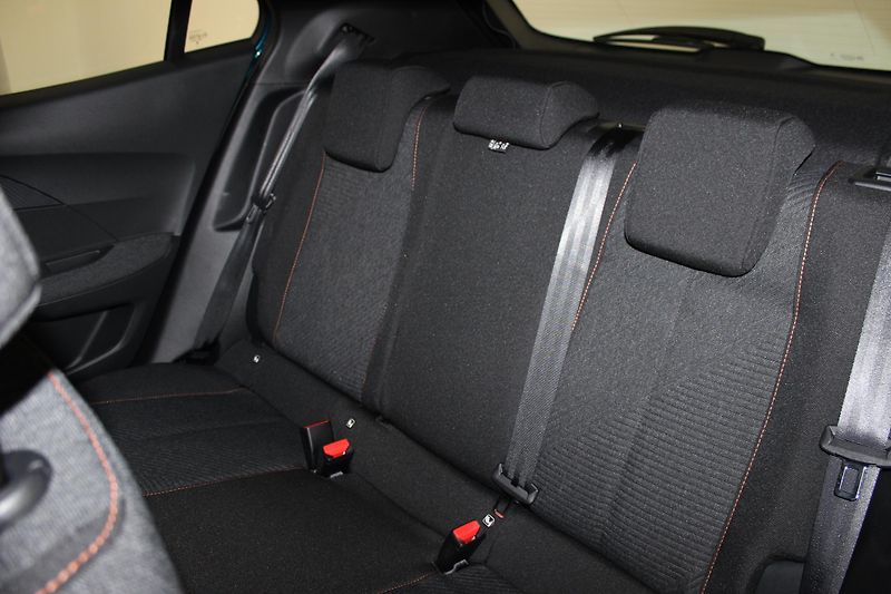 Peugeot 2008 (2025) STYLE PureTech 100 S&S MAN6 - fotka 16 z 17