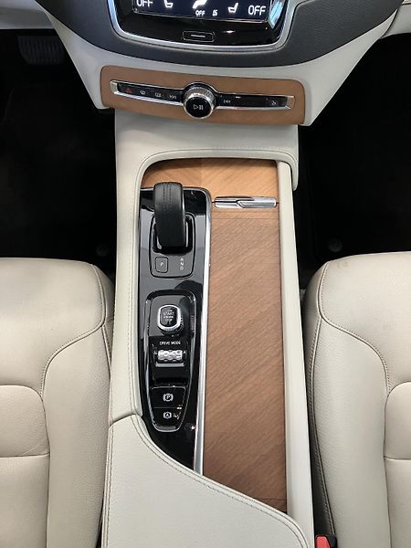 Volvo XC90 B5 AWD Momentum AT8 - fotka 20 z 43