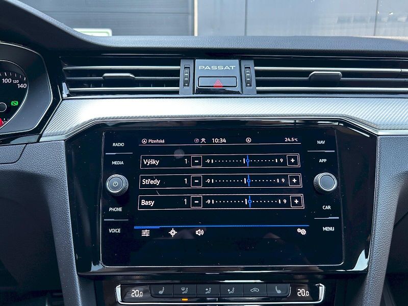 Volkswagen Passat (2024) 2.0 TDI BMT 140kW DSG R-Line - fotka 12 z 35