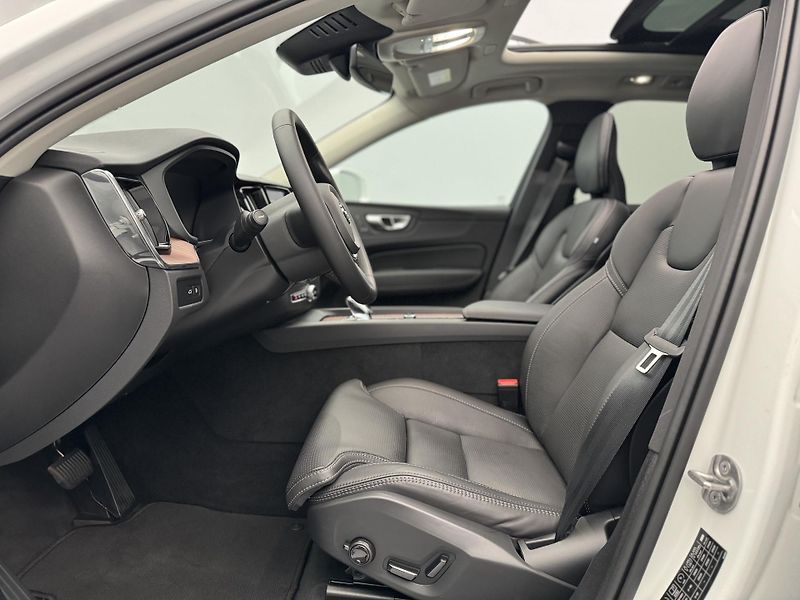 Volvo XC60 T8 AWD RECHARGE BRIGHT PLUS  - fotka 3 z 46