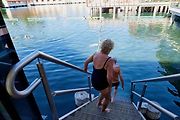Voda je bohatá na síru, radium a minerály, přinášející úlevu od bolesti a blahodárné účinky na pokožku.