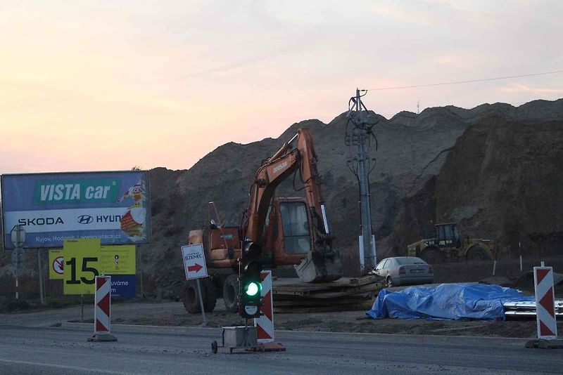 Situace v blízkosti napojení dálnice D55 na silnici I/54 u Bzence, a to první listopadový čtvrtek odpoledne.