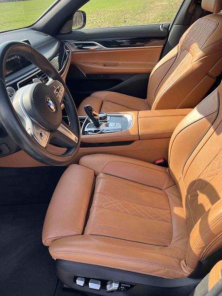 BMW Řada 7 750i 390kW xDrive Laser M pake - fotka 12 z 25