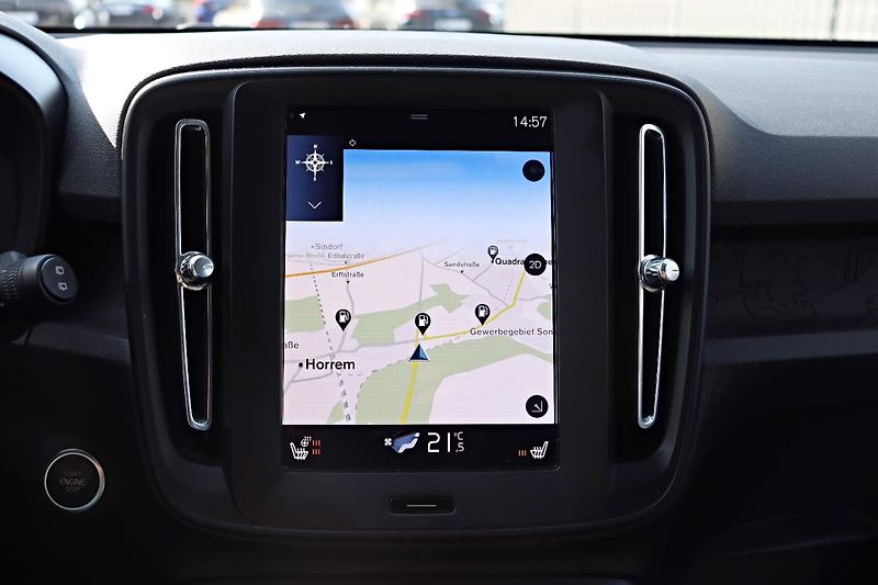 Volvo XC40 T2 Essential Kam LED DAB - fotka 12 z 18