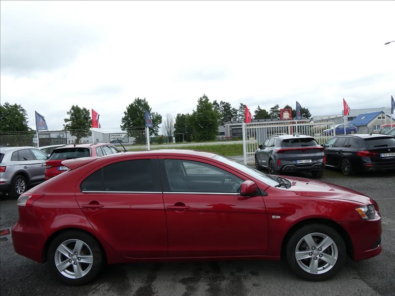 Mitsubishi Lancer 1,8 i 105kW Sportback, klima - fotka 9 z 31