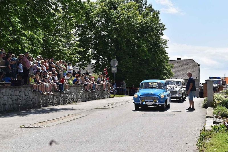 Tradiční závod S kopce do kopce si nenechalo letos ujít na sedm desítek posádek historických automobilů a motocyklů.