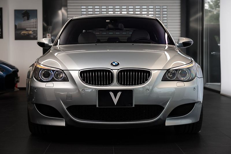 BMW M5 V10/SMG/CarPlay/Kamera - fotka 2 z 28