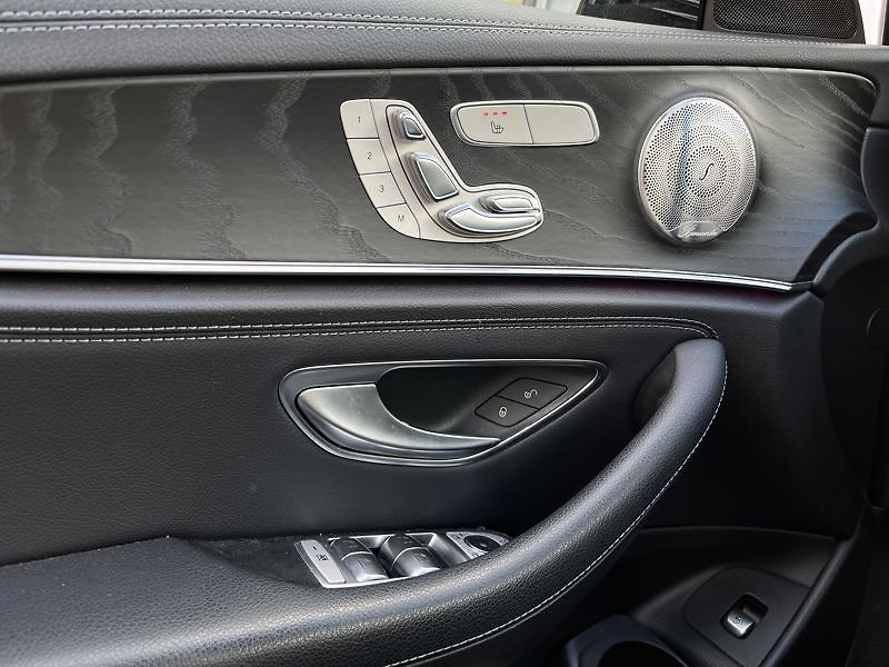 Mercedes-Benz Třídy E 300 d 4MATIC AMG Line - fotka 13 z 18