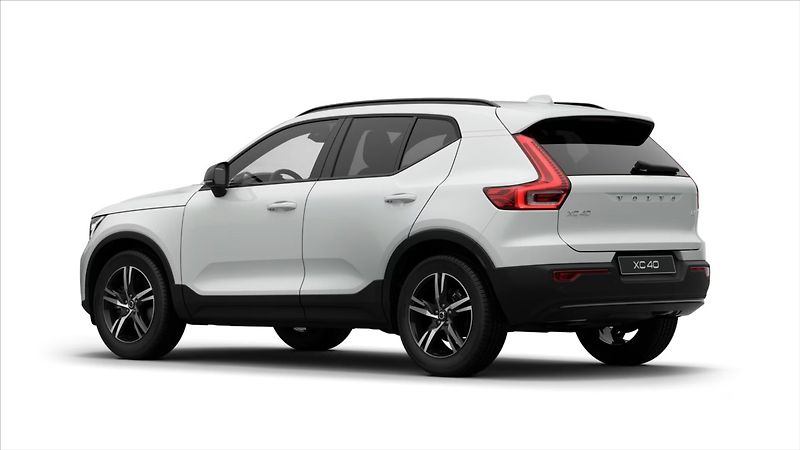Volvo XC40 (2026) 2,0 B3  Plus - fotka 2 z 9