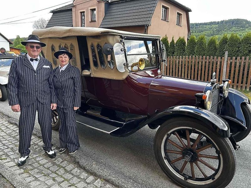 Jízda historických vozidel po Pašeráckých stezkách v obci Rybník.
