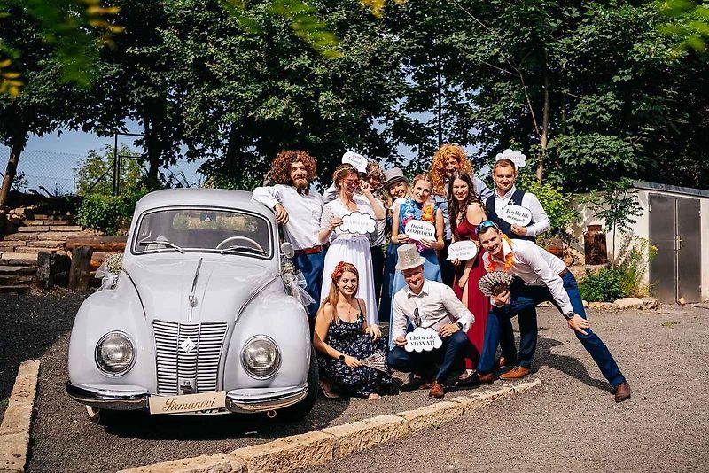 Obnovení svatebního slibu si manželé řekli po 60 letech. Společníkem jim byl vůz typu Škoda Tudor, který je dovezl i na první svatbu.