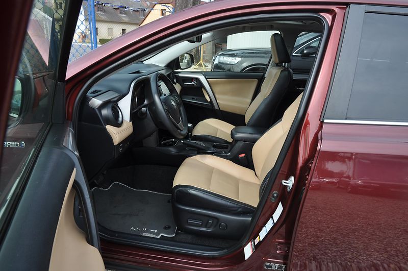 Toyota RAV4 2.5 Hybrid 4x4 Selection Kůže - fotka 6 z 31