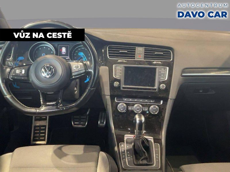 Volkswagen Golf 2,0 TSI R 221kW DSG 4M 1.Maj - fotka 3 z 33