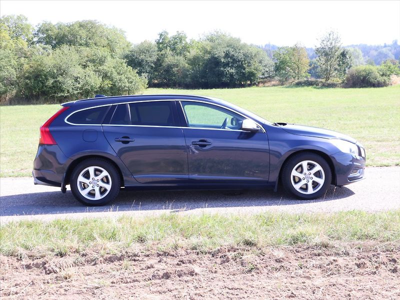Volvo V60 2,4 D4 V5 Aut. AWD R-design - fotka 8 z 32