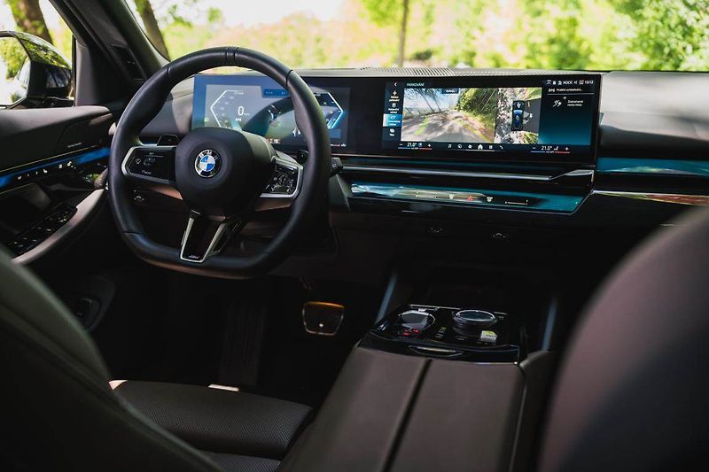 BMW Řada 5 (2025) 540d xDrive, M Sport, Tažné - fotka 3 z 32