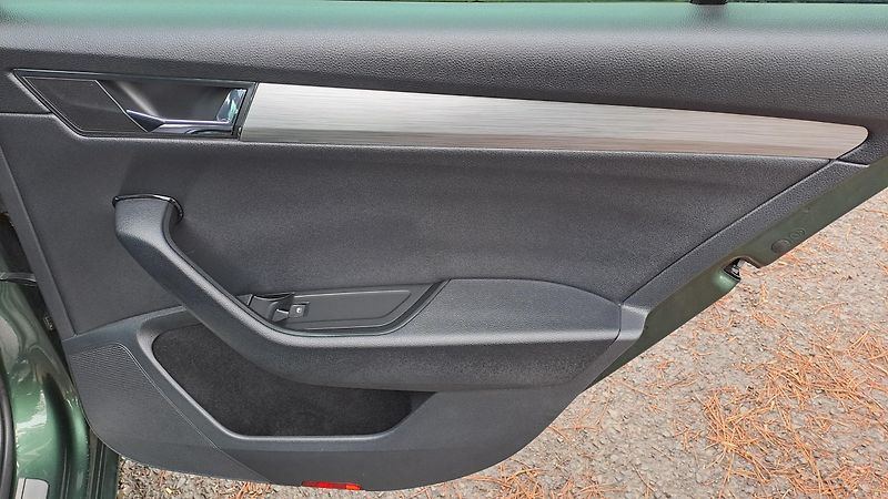 Škoda Superb 1.6 CRTDI DSG Comfort+Panorama - fotka 10 z 32
